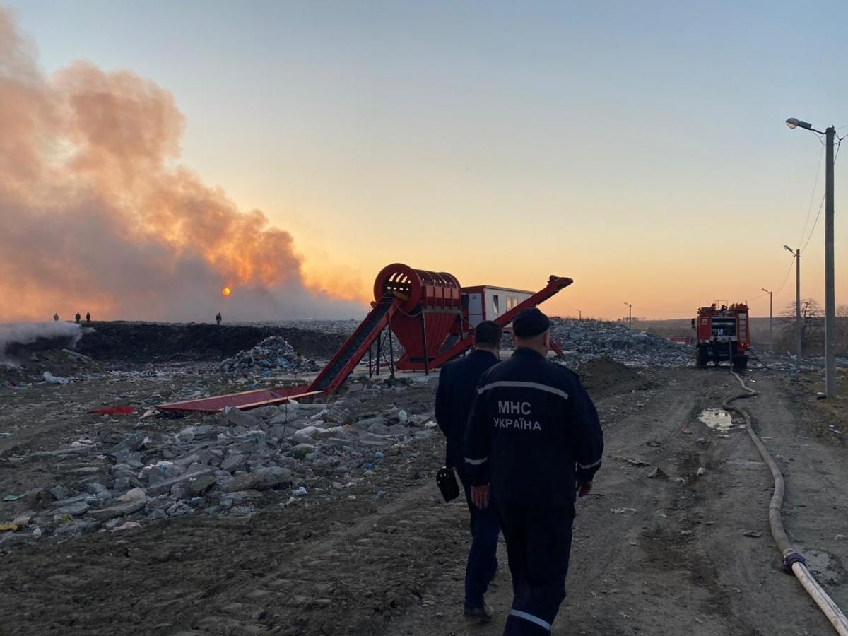 Пожежу гасять десятки рятувальників / фото Юрій Холод Facebook Пожежу гасять десятки рятувальників / фото Юрій Холод Facebook