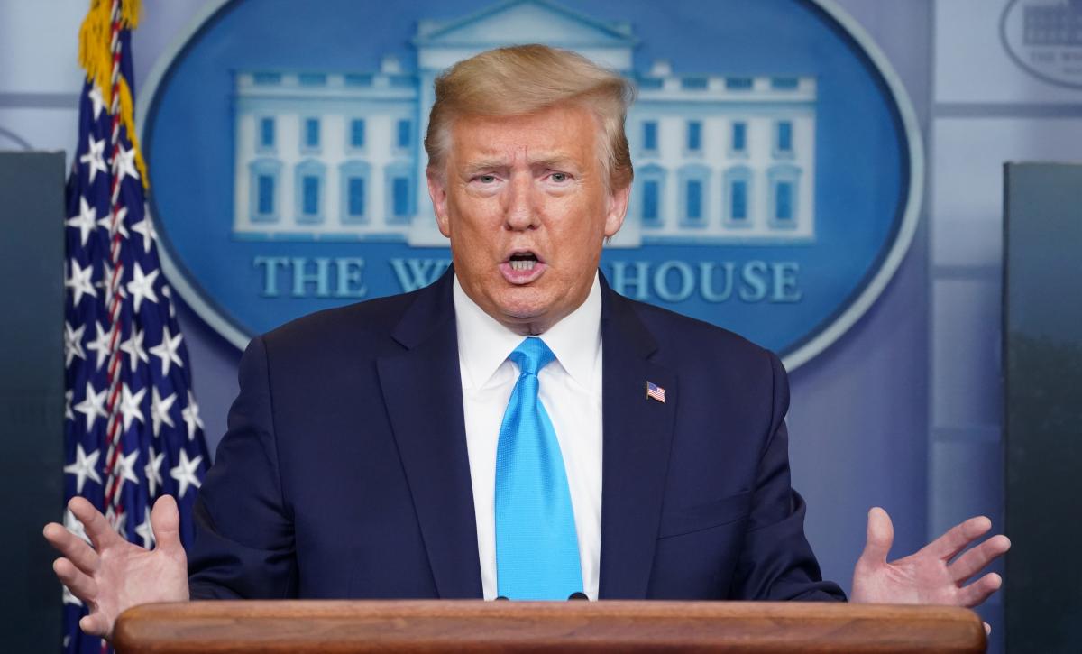 Дональд Трамп хотів розсекретити вміст папки / фото REUTERS Дональд Трамп хотів розсекретити вміст папки / фото REUTERS