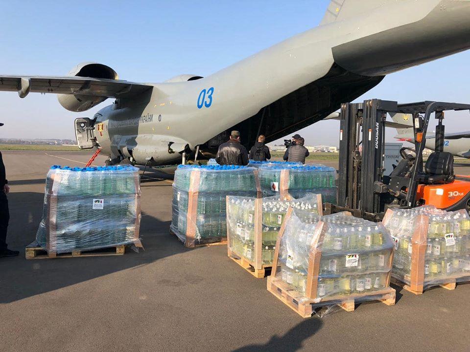 Самолет доставит гуманитарную помощь в Рим / Фото: facebook, Антон Геращенко