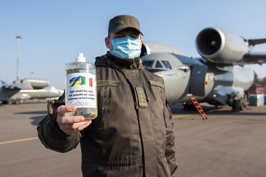 Украина отправила в Италию вторую партию гуманитарной помощи / Фото: facebook Антон Геращенко