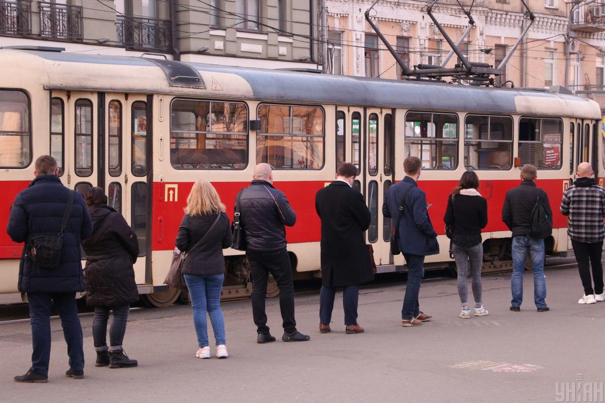 Общественный транспорт будет восстановлять работу поэтапно / фото УНИАН