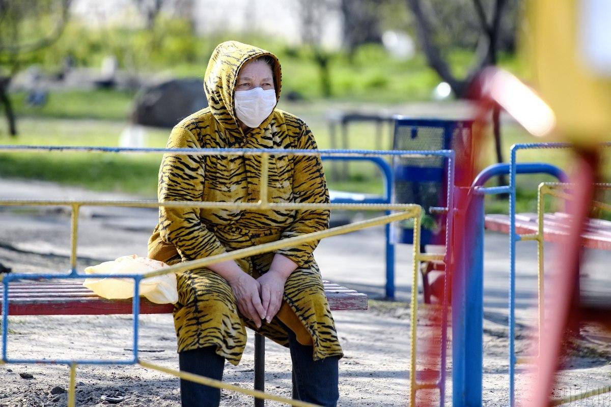 Маски украинцам придется носить еще некоторое время после карантина / фото УНИАН