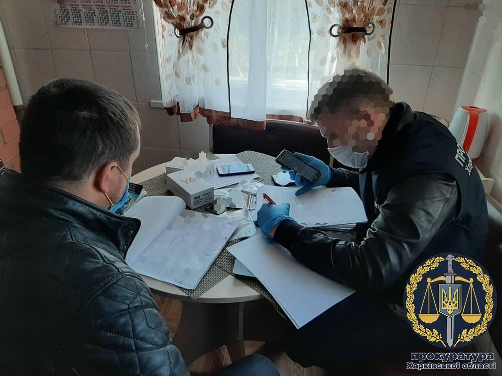 Проведено близько 50 обшуків за домашніми адресами фігурантів / фото khar.gp.gov.ua Проведено близько 50 обшуків за домашніми адресами фігурантів / фото khar.gp.gov.ua