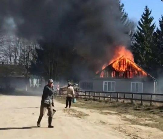Кто-то поджег сухую траву в селе, огонь перекинулся на админздание / Фото: facebook.com/slavkoL Кто-то поджег сухую траву в селе, огонь перекинулся на админздание / Фото: facebook.com/slavkoL