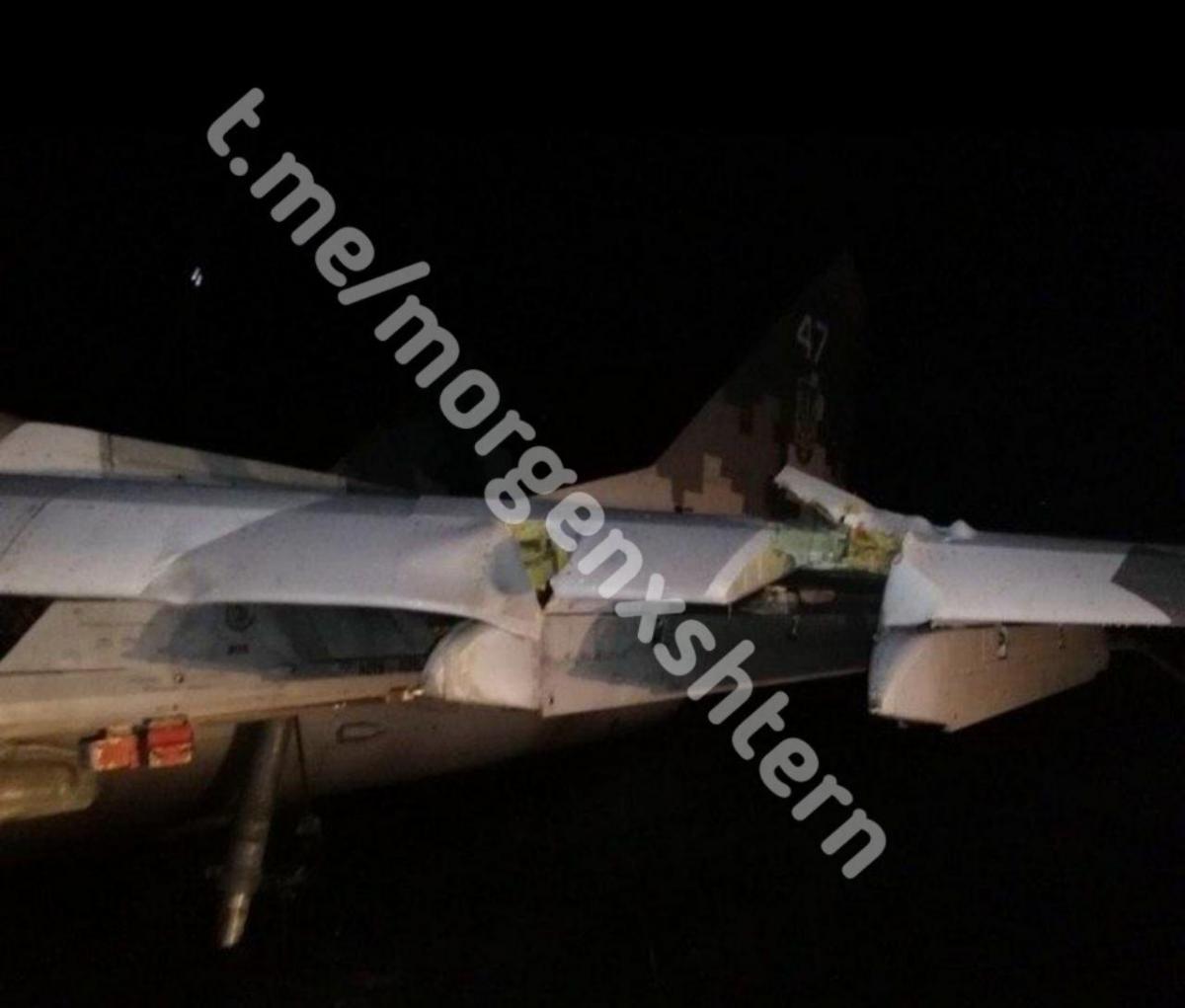 На одной из опубликованных фотографий видно повреждения крыла самолета / Фото: Телеграмм/Утренняя Заря