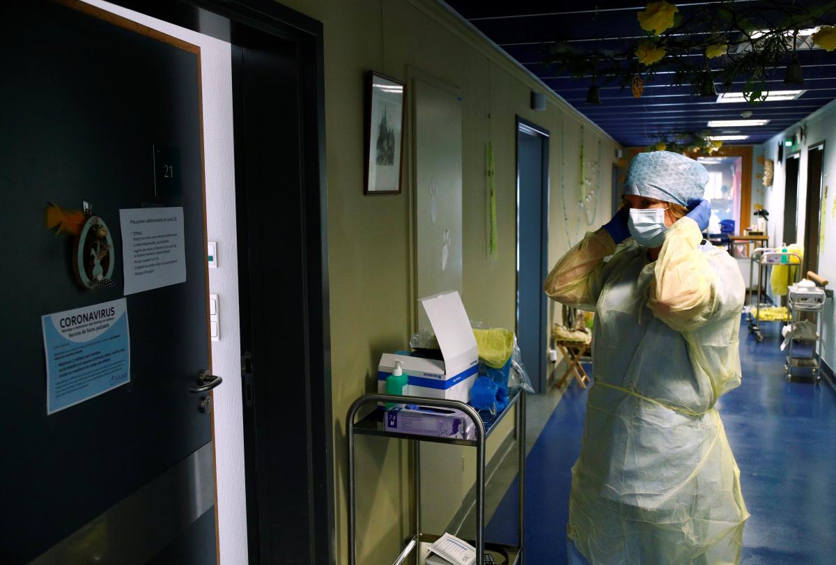 В мире насчитывается 1,7 млн случаев коронавируса / REUTERS