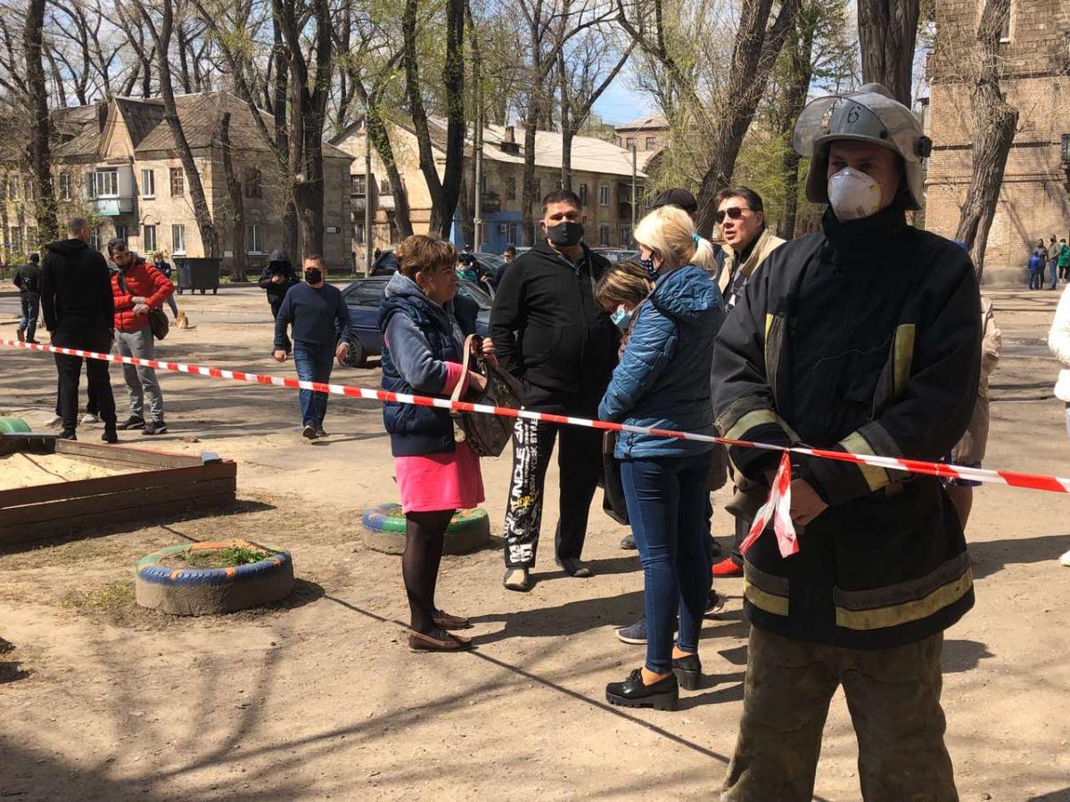 Рятувальники евакуювали з осередку небезпеки 15 людей / фото zp.dsns.gov.ua Рятувальники евакуювали з осередку небезпеки 15 людей / фото zp.dsns.gov.ua