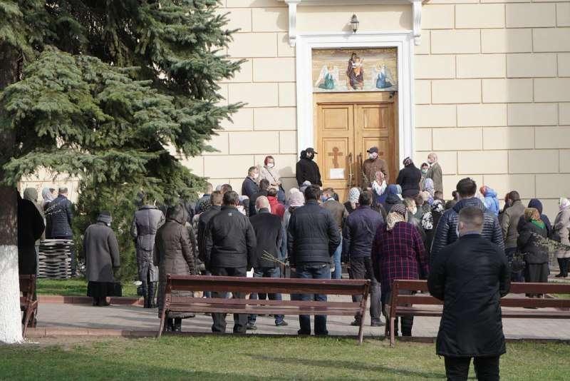 У Чернівцях люди ідуть у храми, попри карантин / фото: acc.cv.ua У Чернівцях люди ідуть у храми, попри карантин / фото: acc.cv.ua
