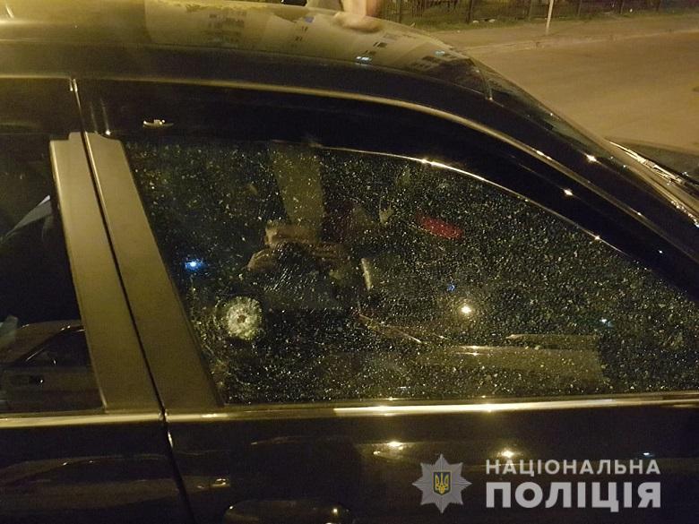 Правопорушник здійснив постріл у вікно іншого авто / фото: kyiv.npu.gov.ua Правопорушник здійснив постріл у вікно іншого авто / фото: kyiv.npu.gov.ua