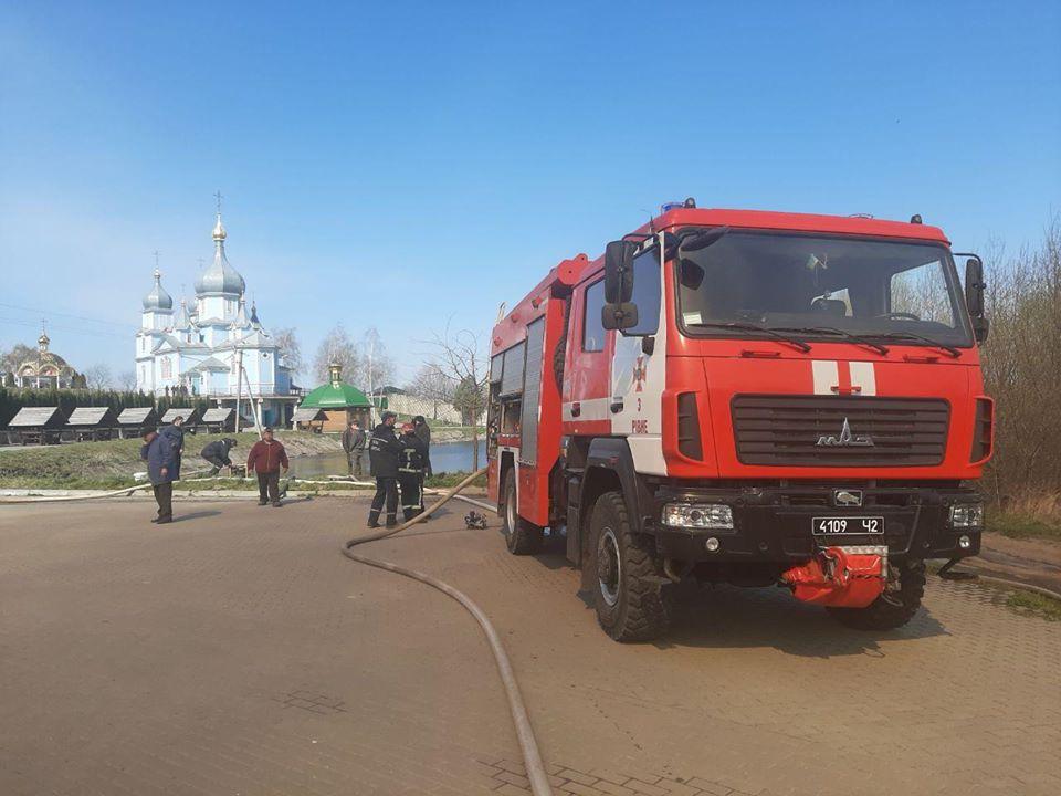 У Рівненській області горів чоловічий монастир / фото прес-служба ДСНС У Рівненській області горів чоловічий монастир / фото прес-служба ДСНС