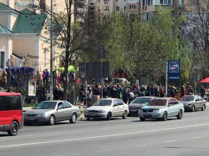 Біля церкви зібралося багато людей / фото Максим Куций, Facebook Біля церкви зібралося багато людей / фото Максим Куций, Facebook