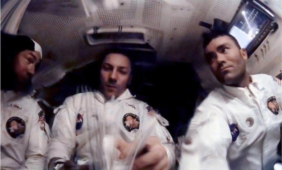 Ловелл, Свайгерт і Хейз готуються до входження в земну атмосферу \ NASA / ANDY SAUNDERS Ловелл, Свайгерт і Хейз готуються до входження в земну атмосферу \ NASA / ANDY SAUNDERS