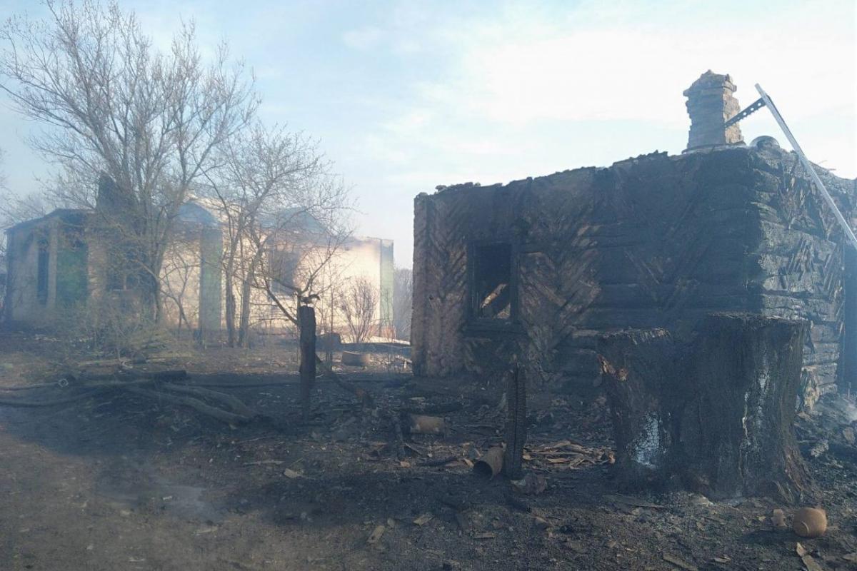 Внаслідок пожежі згорів будинок і дві господарські споруди / фото УДСНС в Чернігівській області Внаслідок пожежі згорів будинок і дві господарські споруди / фото УДСНС в Чернігівській області