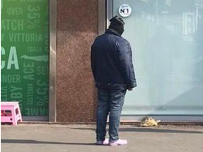Женщина поставила черепаху на землю и медленно шла рядом с ней Женщина поставила черепаху на землю и медленно шла рядом с ней