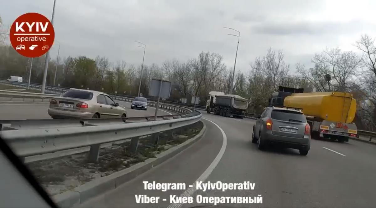 Неадекватное поведение водителя Daewoo с госномером ВВ7395АТ / скриншот facebook.com/KyivOperativ Неадекватное поведение водителя Daewoo с госномером ВВ7395АТ / скриншот facebook.com/KyivOperativ