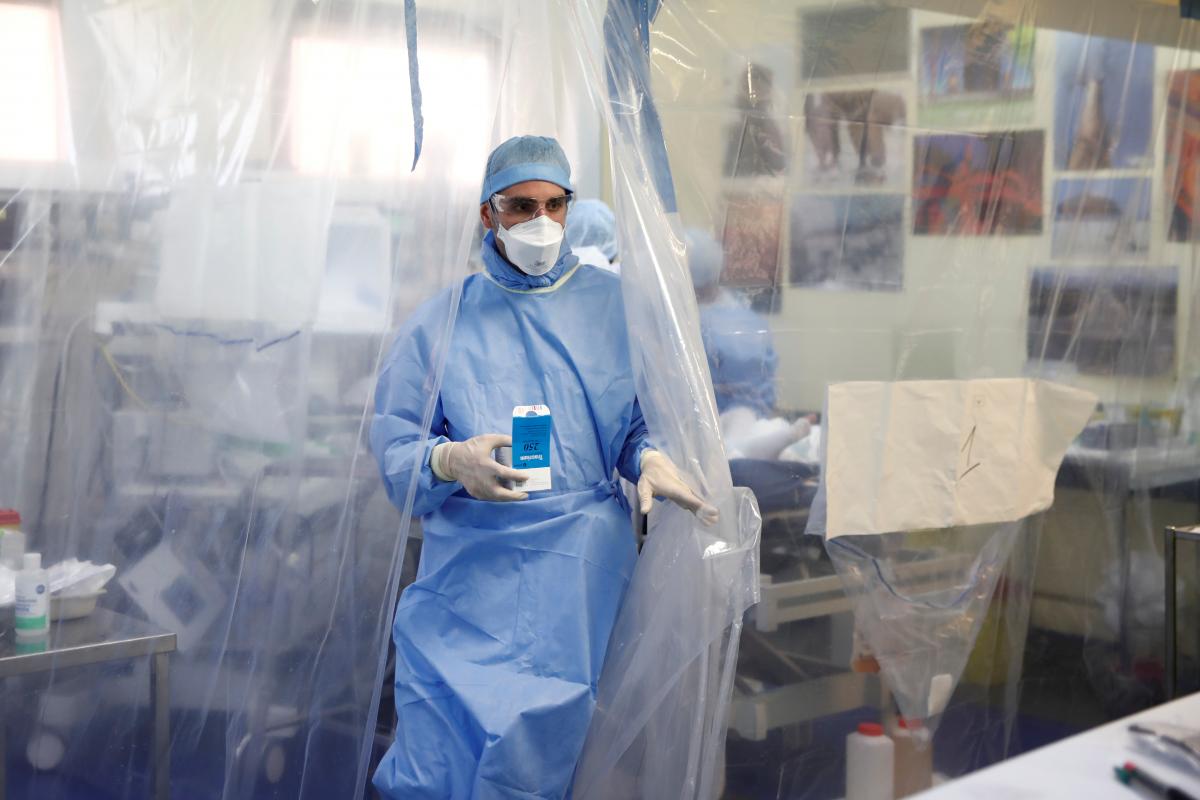 За границей умер госпитализированный с коронавирусом украинец / Иллюстрация REUTERS