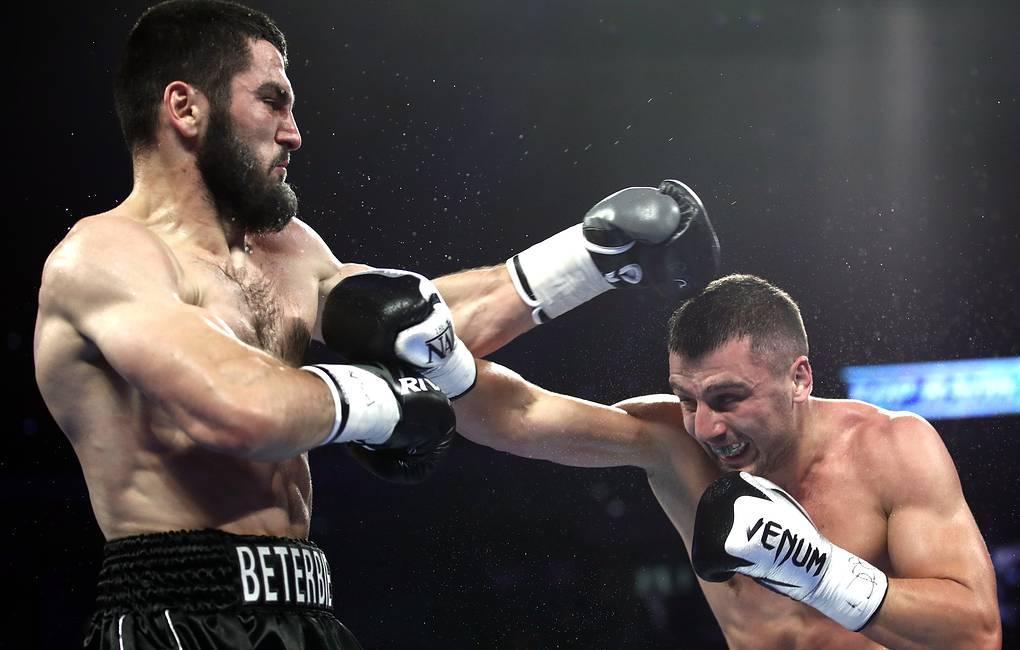 Артур Бетербієв переміг Олександра Гвоздика технічним нокаутом / фото: boxingscene.com Артур Бетербієв переміг Олександра Гвоздика технічним нокаутом / фото: boxingscene.com