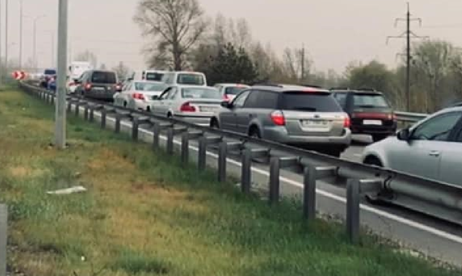 Затори на в'їзді до столиці / фото - Facebook Олександра Ткаченка Затори на в'їзді до столиці / фото - Facebook Олександра Ткаченка