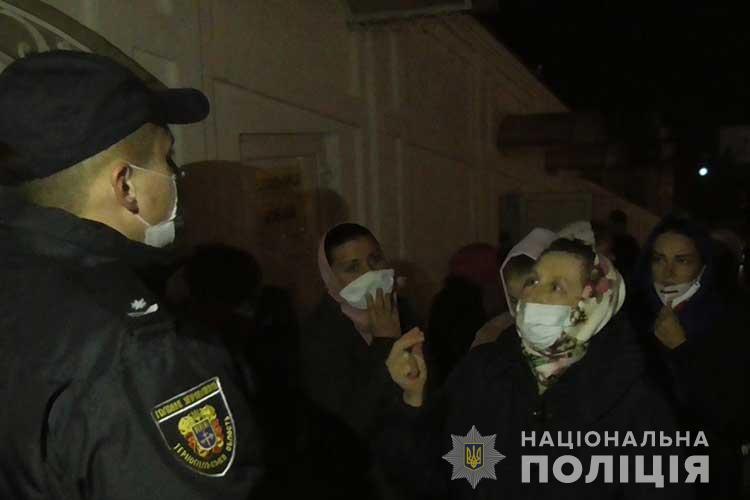 Парафіяни зайшли на богослужіння в Почаївську лавру / фото tp.npu.gov.ua Парафіяни зайшли на богослужіння в Почаївську лавру / фото tp.npu.gov.ua