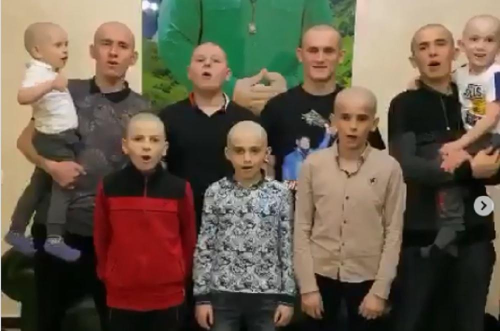 Після рекомендацій Кадирова налисо поголили навіть дітей / Скріншот Після рекомендацій Кадирова налисо поголили навіть дітей / Скріншот