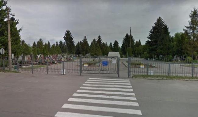 Жительница Ровно пыталась попасть на кладбище / rivnepost.rv.ua Жительница Ровно пыталась попасть на кладбище / rivnepost.rv.ua