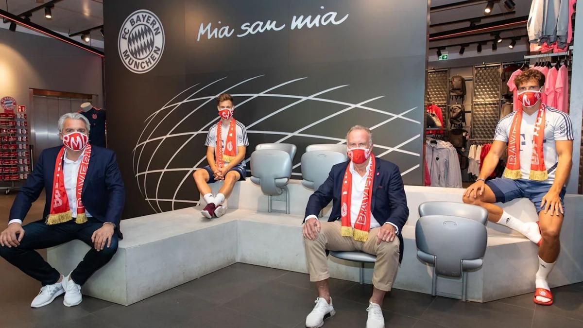 Маски Баварії стали популярними серед фанатів / фото: fcbayern.com Маски Баварії стали популярними серед фанатів / фото: fcbayern.com