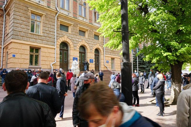 Через карантинні обмеження люди не змогли збути свою продукцію / фото УНІАН Через карантинні обмеження люди не змогли збути свою продукцію / фото УНІАН