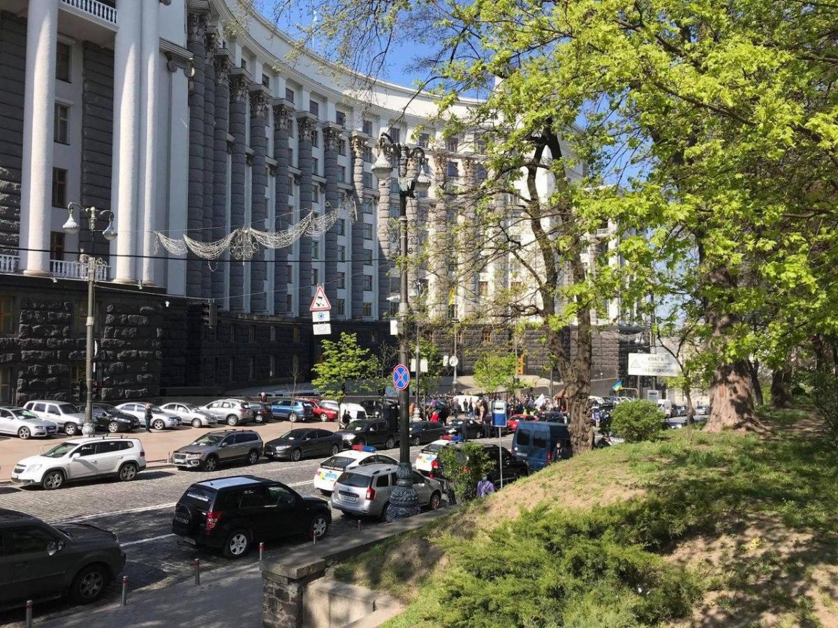 Між людьми і поліцією почалися сутички / Фото: 24 канал Між людьми і поліцією почалися сутички / Фото: 24 канал