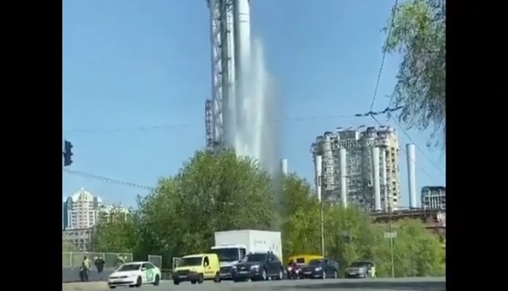 Высота струи воды достигла 30 метров / скриншот Высота струи воды достигла 30 метров / скриншот