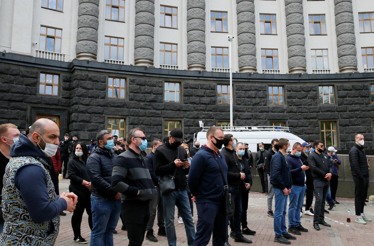 Протест под Кабмином проходит спокойно / REUTERS Протест под Кабмином проходит спокойно / REUTERS