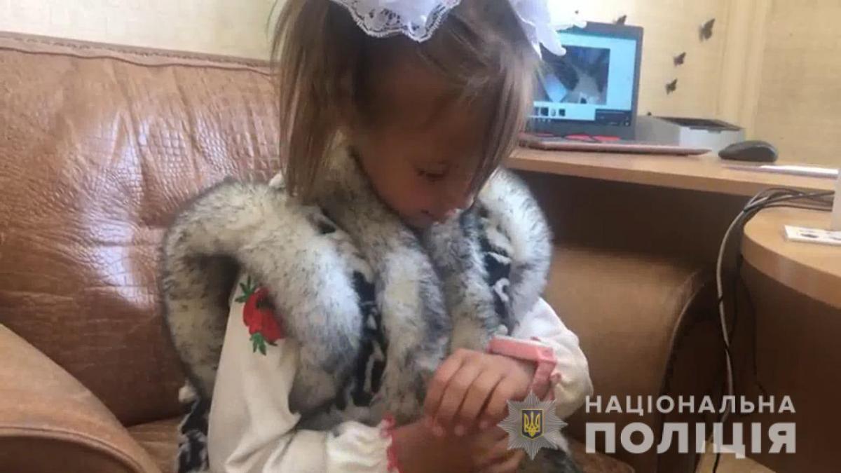 Полиция выразила благодарность родителям за воспитание ребенка / фото: ГУ НП Одесской области Полиция выразила благодарность родителям за воспитание ребенка / фото: ГУ НП Одесской области