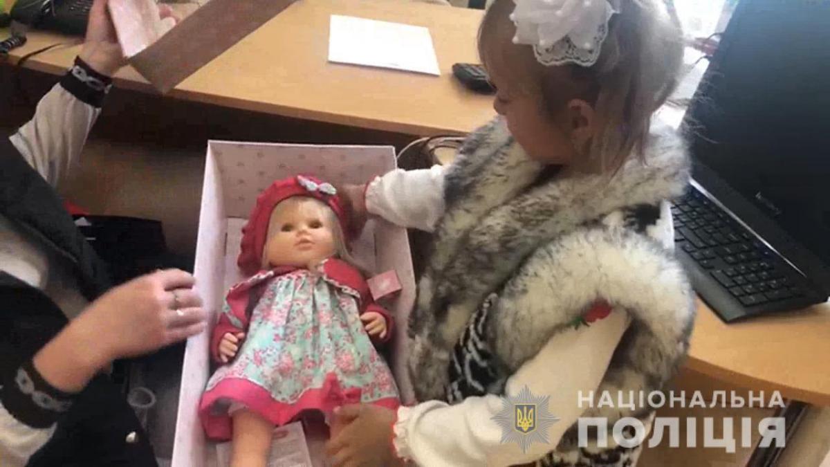 В Одессе полиция вручила подарок 7-летней девочке, благодаря которой задержали похитителя детей (фото, видео) В Одессе полиция вручила подарок 7-летней девочке, благодаря которой задержали похитителя детей (фото, видео)