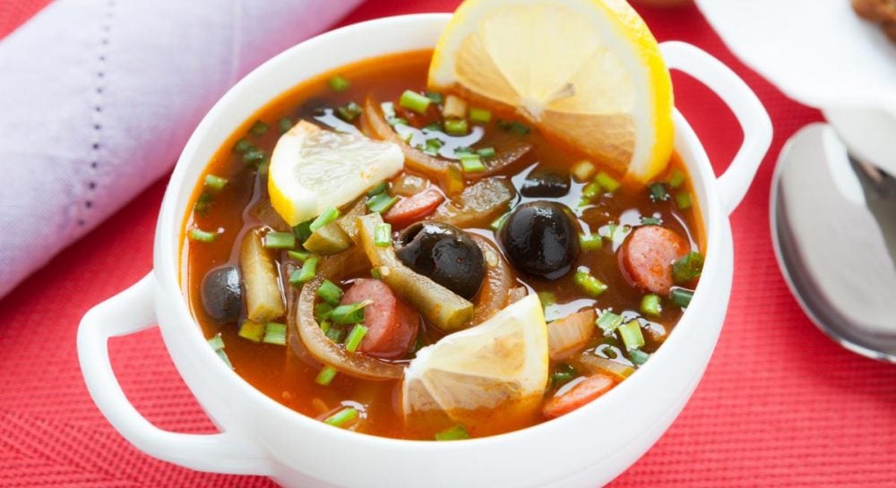 Сборная солянка с колбасой и маслинами — рецепт с фото пошагово