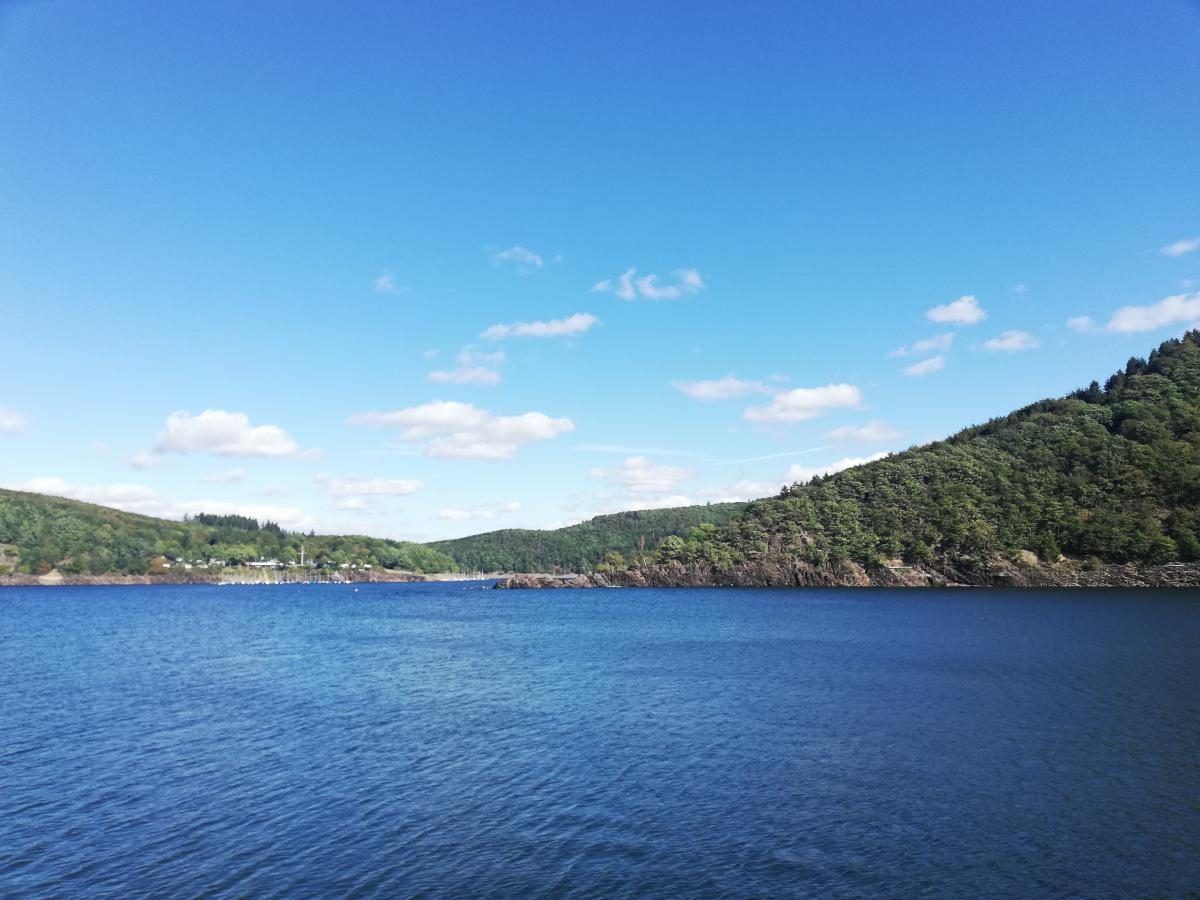 Фото Мальовниче Рурське озеро в Айфелі 14 квітня 2020