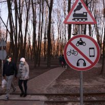 Гуляти навколо будинку дозволено, але групами не більше двох осіб: у Кабміні роз'яснили нові правила карантину