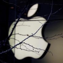 Apple начала выпускать защитные лицевые щитки для врачей