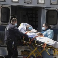 New York Times: Пациентов с COVID-19 лучше вообще не лечить, чем давать им непроверенные лекарства
