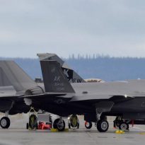 Под боком у России: США усилили свое присутствие на Аляске истребителями V поколения (фото)