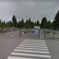 В Ривном пенсионерка застряла в заборе, пытаясь пролезть на закрытое кладбище