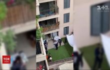 В Ізраїлі весільну церемонію провели у внутрішньому дворику серед багатоповерхівок (відео)