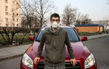 Волонтер движения #подвезиврача Андрей Павлов: Появились те, кто "косят" под медработников, пользуясь доверием. Поэтому водителю нужно обязательно проверять удостоверение попутчика