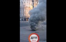 Под опустевшим Майданом начался пожар, из-под земли валит густой дым (видео)