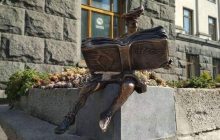 В центре Луцка украли мини-скульптуру кликуна (фото)