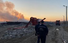 На Львівщині зайнялося сміттєзвалище: з вогнем борються десятки рятувальників (фото, відео)