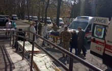 "Війна триває": до столичного шпиталю прибули 18 швидких з пораненими на передовій (фото)