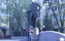 У Дніпрі оригінально агітують містян носити маски: залучили навіть величезні скульптури (відео)