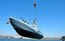 Ukraine puts in water naval boat Russia seized in 2018