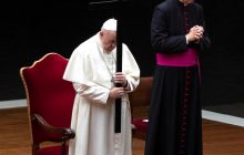 Папа Римський провів Хресну ходу на порожній площі у Ватикані (фоторепортаж)