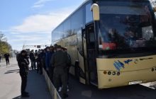 Черги автобусів: на кордоні з Угорщиною побільшало українців, які хочуть повернутися додому (фото)