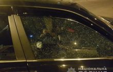 В Киеве водитель Range Rover выстрелил в другую машину за то, что она его "подрезала"